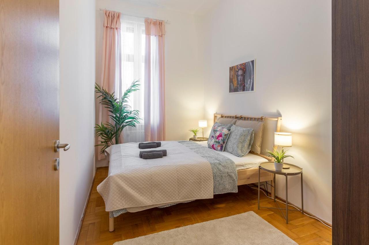 Cozy Home By Bella In The Heart Of บูดาเปสต์ ภายนอก รูปภาพ