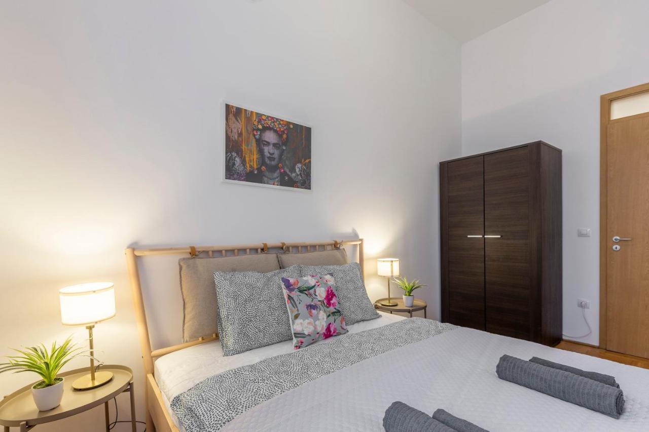 Cozy Home By Bella In The Heart Of บูดาเปสต์ ภายนอก รูปภาพ